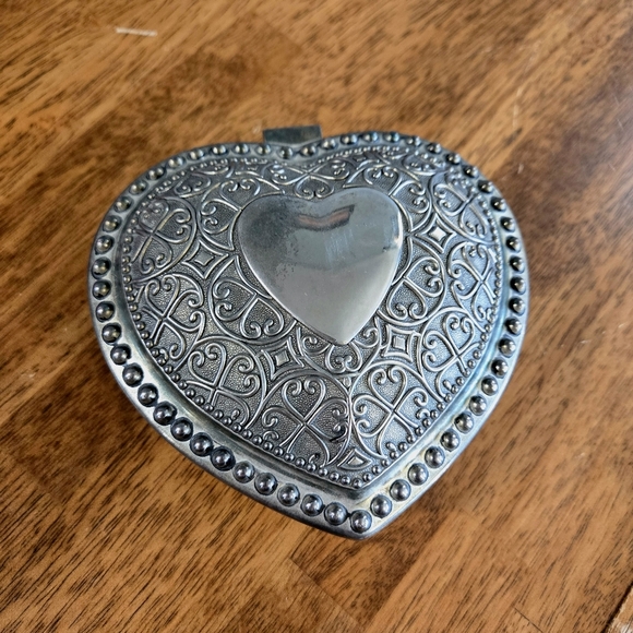 Silver Plated Velvet Lined Intricate Floral Heart Jewelry Trinket Box Vintage - Picture 1 of 9